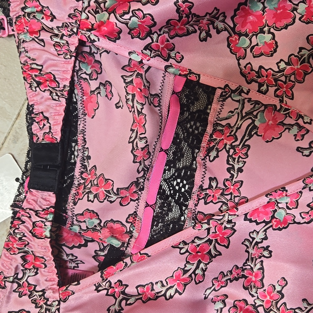 NWT Betsey Johnson Intimates Unique & Elegant Pink Floral/Black Lace Nightie - Picture 10 of 11